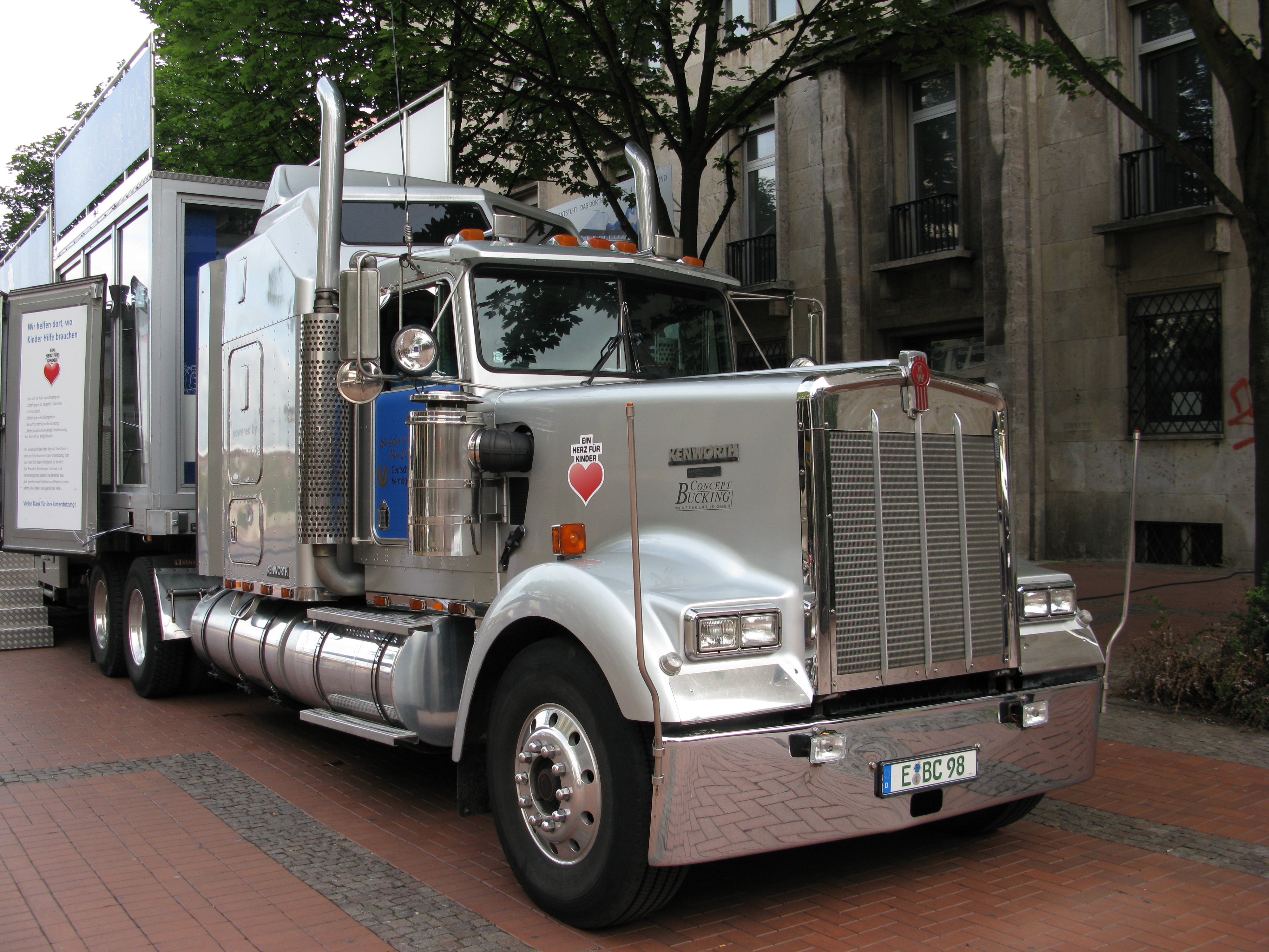 Kenworth expedited cargo transport